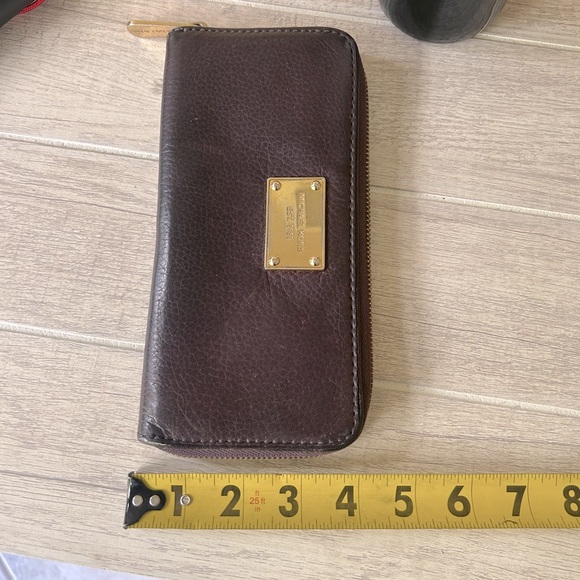 Michael Kors Vintage Wallet - Picture 6 of 8
